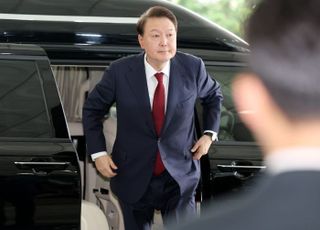 尹, 내란특검 조사 약 15시간 만에 귀가…내란특검 "30일 오전 9시 다시 출석 통지"