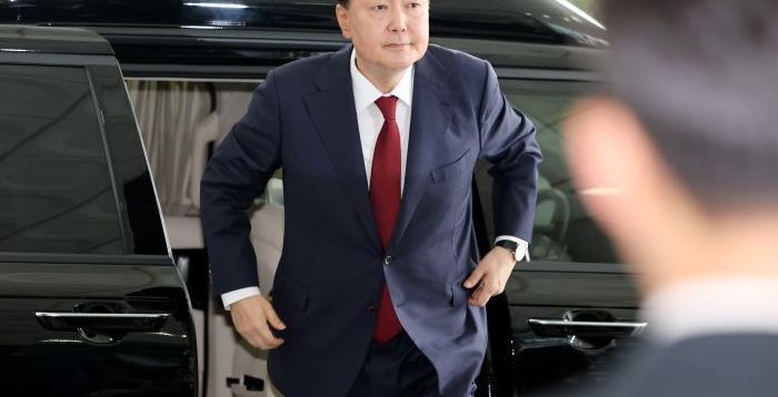 尹, 내란특검 조사 약 15시간 만에 귀가…내란특검 "30일 오전 9시 다시 출석 통지"