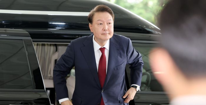 尹, 내란특검 조사 약 15시간 만에 귀가…내란특검 "30일 오전 9시 다시 출석 통지"