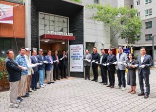 이상일 용인시장, '전국모범경로당' 선정된 성복역 롯데캐슬 경로당 현판식 참석