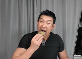 “고소하지만 많이 셔” 러브버그 버거 먹어보니
