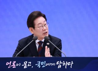 李대통령 "北대화 전면단절은 바보짓…한미공조 바탕 대북관계 개선해야"