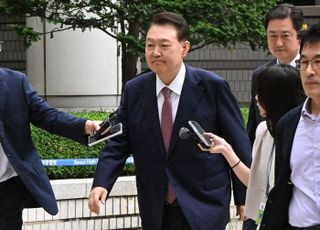 '내란특검 2차 소환 D-2' 尹, 내란 우두머리 공판 출석…지지자 향해 미소도