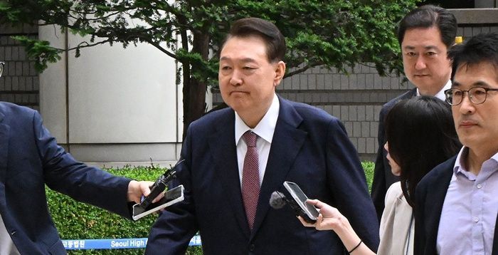 '내란특검 2차 소환 D-2' 尹, 내란 우두머리 공판 출석…지지자 향해 미소도