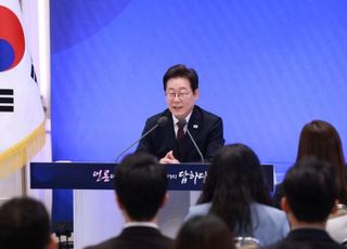 李대통령 "이번 부동산 대출규제 '맛보기'에 불과…수요 억제책 많아"