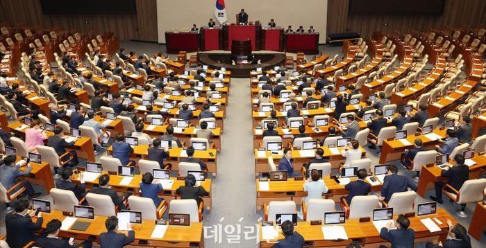 '여야 합의' 상법·계엄법 국회 본회의 통과…野, 김민석 인준 표결엔 불참