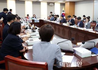 최저임금 인상률 막바지 논의 착수…공익위원 “심의촉진구간 제시 없다”