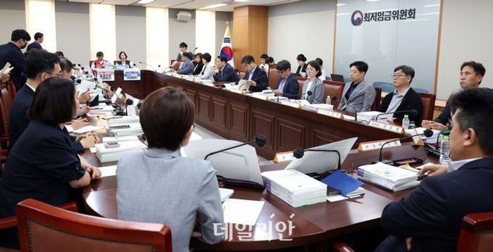 최저임금 인상률 막바지 논의 착수…공익위원 “심의촉진구간 제시 없다”