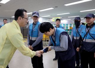 우본, 서청주우체국서 폭염 대응 점검…집배원에 안전 수칙·업무 정지권 당부