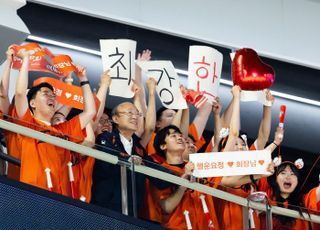 김승연 회장, 임직원과 야구장 동행 약속 지켰다...“최강 한화”