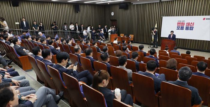 與 추경안 단독처리 예고에…국민의힘, 대통령실 찾아 규탄서 전달