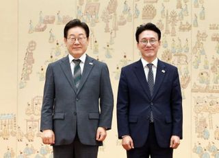 李대통령, 김민석 국무총리에 임명장 수여…"잘 부탁드린다"