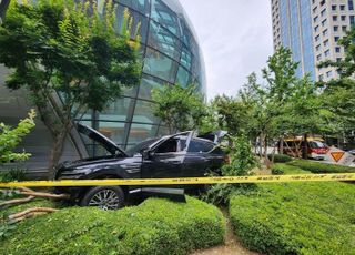 서울 여의도 FKI타워에 SUV 돌진…운전자 "급발진" 주장