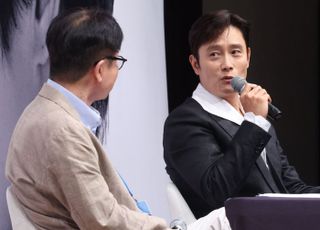 질문에 답하는 이병헌