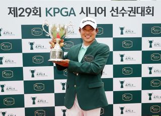 김영우, KPGA 시니어 선수권 정상…프로 데뷔 첫 우승