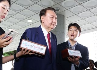 尹, 내란특검 출석…2차 대면조사 곧 시작