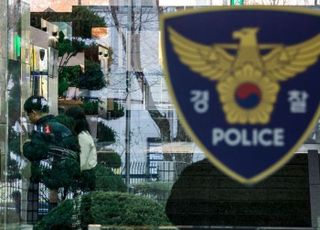 미용실에서 어머니에게 흉기 휘두른 20대 아들 체포