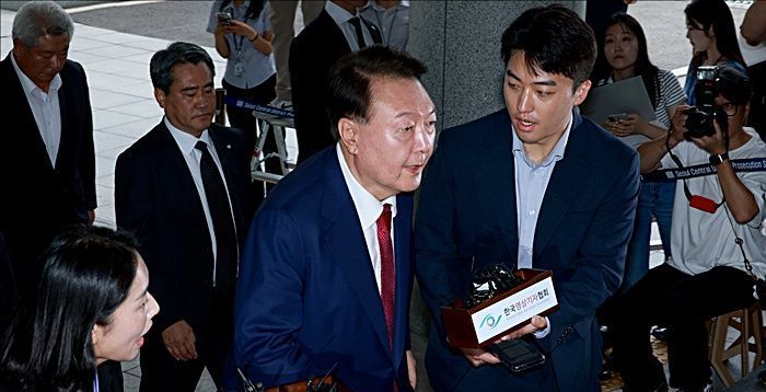 내란특검, 尹 2차 대면 조사 9시간30분 만에 종료