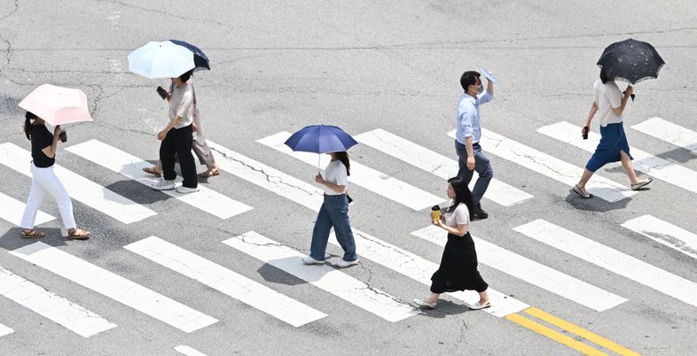 [오늘 날씨] 낮 최고기온 36도 육박·늦은 오후 비소식...열대야 속 금기사항은