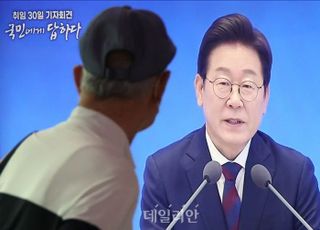간 달라며 미소 짓는 용왕 [기자수첩-산업]