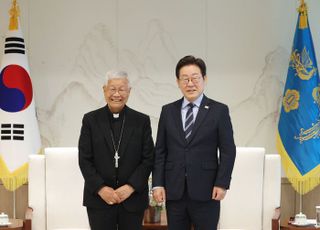 李대통령, 유흥식 추기경 접견…"교황 알현 기회 가졌으면"
