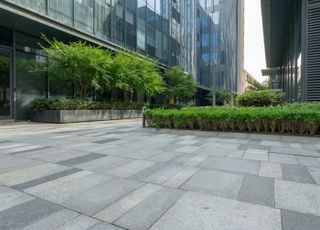 [속보] 경기 광주 상가건물서 10대女 추락, 지나가던 행인 덮쳐…4명 사상
