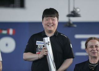 우승 차지한 조명우 ‘트로피 들고 활짝’ [포르투 3쿠션 월드컵 포토]