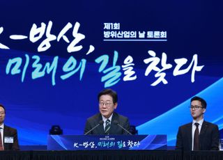 李대통령 "안보 환경 변화 맞춰 우리 K-방산 제품 경쟁력 강화해야"