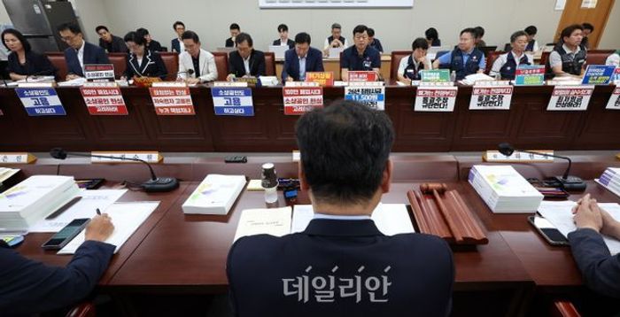 내년 최저임금 8차 수정안 제시…노 1만900원, 사 1만180원