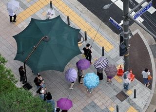 “기록적 폭염 뒤 돌연 폭우”...지하철 지연·도로 통제(종합)