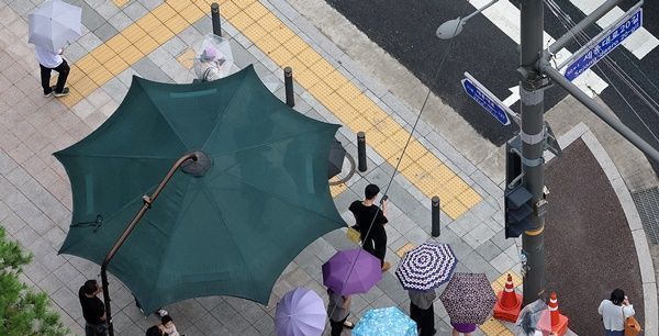 “기록적 폭염 뒤 돌연 폭우”...지하철 지연·도로 통제(종합)