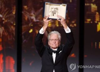 [데일리 헬스] 과거 '이 질환' 앓았던 더글라스, 은퇴 선언 "촬영장에서 죽고 싶지 않아"