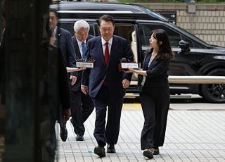 尹 구속심사 시작…출석 과정서 취재진 질문에 '묵묵부답'