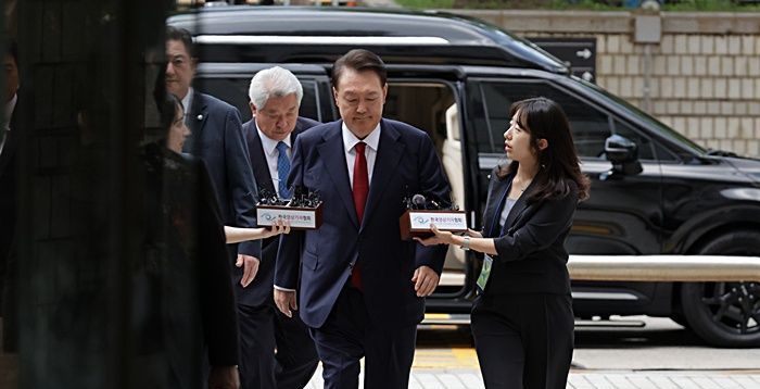 尹 구속심사 시작…출석 과정서 취재진 질문에 '묵묵부답'