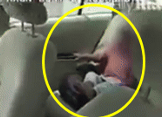 [영상] 47도까지 달궈진 차안서 방치됐던 남매...경찰, ‘이렇게’ 구조