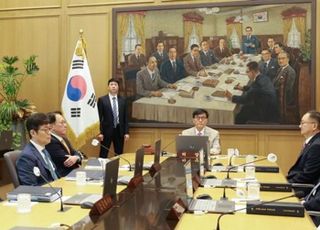 [속보] 이창용 "금통위원 4명, 3개월내 인하 가능성 열어둬"