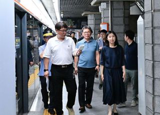최호정 서울시의장, 냉방시설 없는 지하철역 현장 점검