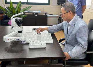 NHN, 진천군에 AI 돌봄로봇 '바둑이' 기증…"노인돌봄 디지털화 지원"