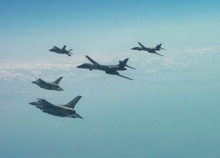 한미일 합참의장 모인 날, 한반도서 美폭격기 B-52H 전개