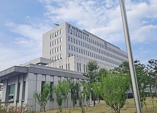 도로 앉아있는 남성 치어 숨지게 한 운전자들…법원, 무죄 선고