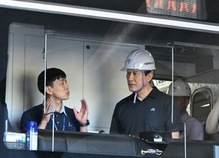 오세훈 시장, 무더위 속 9호선 차량기지 점검…"폭염 속 시민 안전 총력"