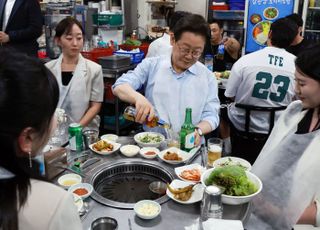 李대통령, 광화문서 직원들과 '삼겹살' 구웠다…"외식 많이 해야"