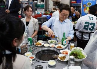 李대통령, 광화문서 직원들과 '삼겹살' 구웠다…"외식 많이 해야"