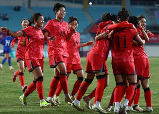 동반 우승 노리는 남녀 축구 운명, 한일전서 결판