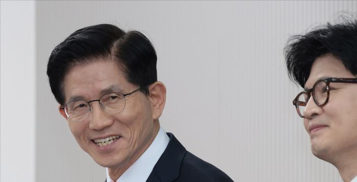 국민의힘 당권주자 출마 임박…친윤계, '김문수·한동훈' 견제 나설까