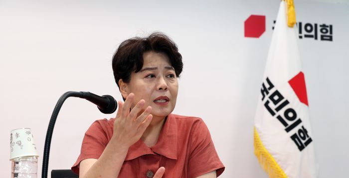 윤희숙 "탄핵의 바다로 머리 꽉곽 누르는 분들, 인적쇄신 0순위"