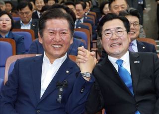 '너의 강점·기회는 나의 약점·위협?'…정청래·박찬대 SWOT 분석해보니 [정국 기상대]