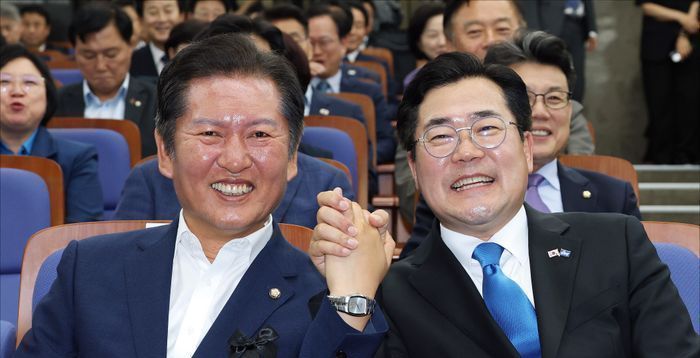 '너의 강점·기회는 나의 약점·위협?'…정청래·박찬대 SWOT 분석해보니 [정국 기상대]