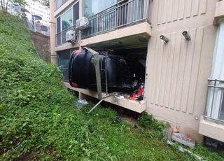 “차가 왜 저기에”...아파트 1층 베란다로 돌진한 승용차, 어쩌다?