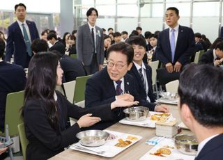 5급 예비 사무관 만난 李대통령 "돈은 마귀…공직자는 청렴해야"